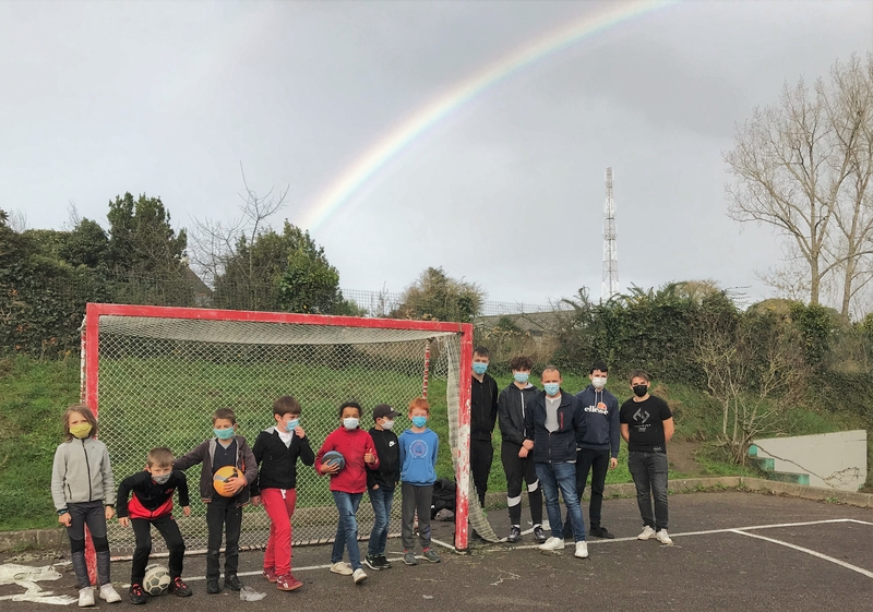 Des filets tout neufs pour l'école voisine grâce aux élèves de Première NPM