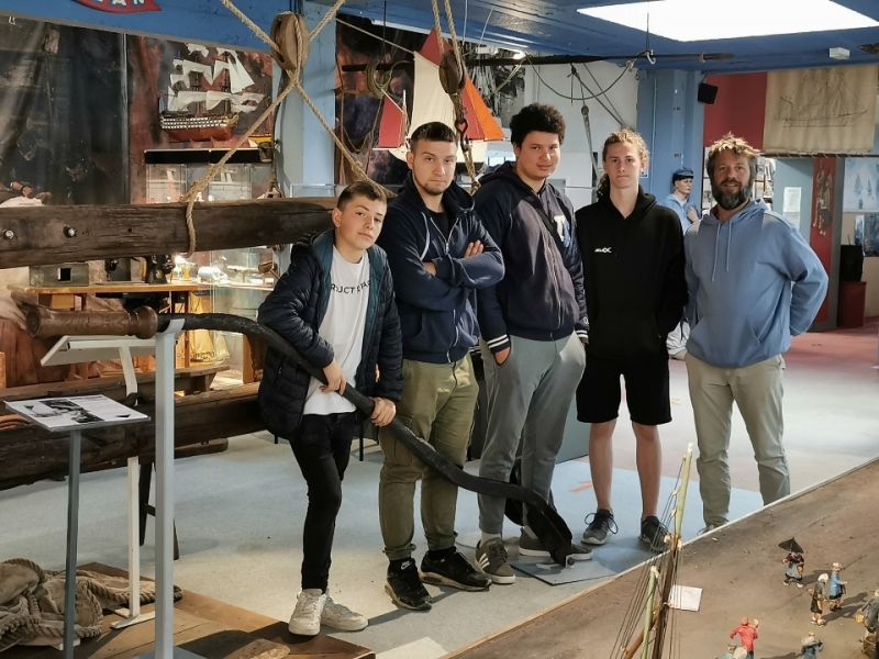 Les lycéens travaillent en atelier pour le Musée des Thoniers