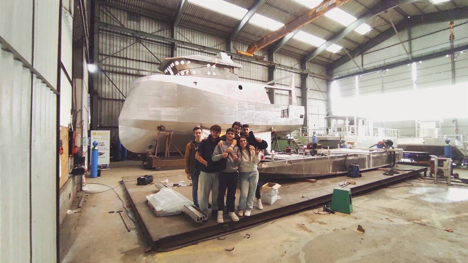 Les lycéens visitent leur futur bateau école