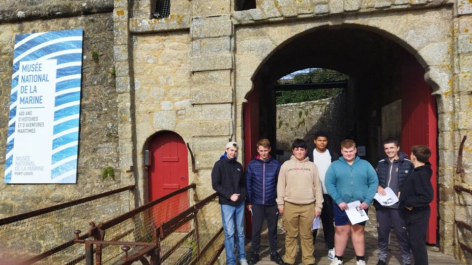 Visite du Musée de la Compagnie des Indes : la classe de Seconde Cultures Marines en sortie à Port-Louis