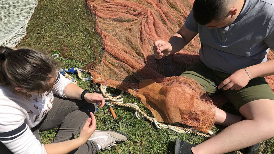 Les lycéens réparent plusieurs sennes pour la pêche aux lançons