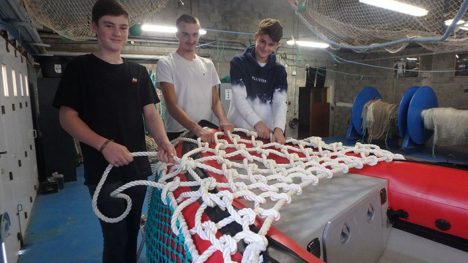Un atelier ramendage très concret pour les futurs professionnels de la pêche