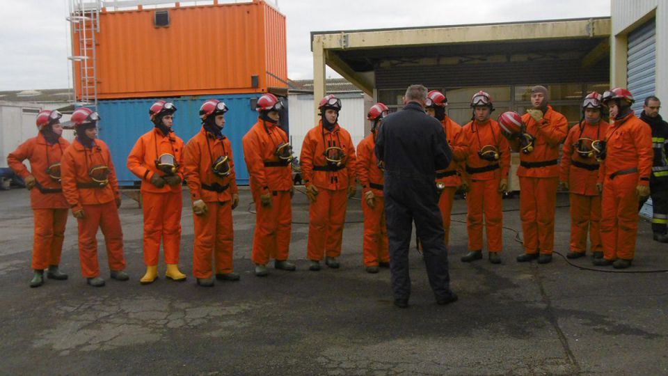 La classe de 2de CGEM Pêche en formation de base de lutte contre l'incendie au Centre d'Instruction de Sécurité (CIS) de Concarneau