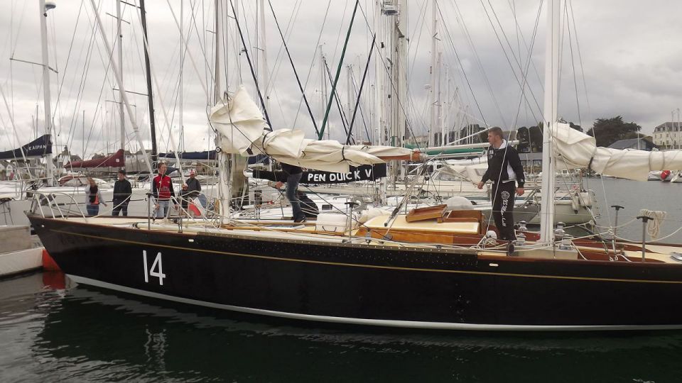 Des élèves du lycée maritime sur les Pen Duick II et V