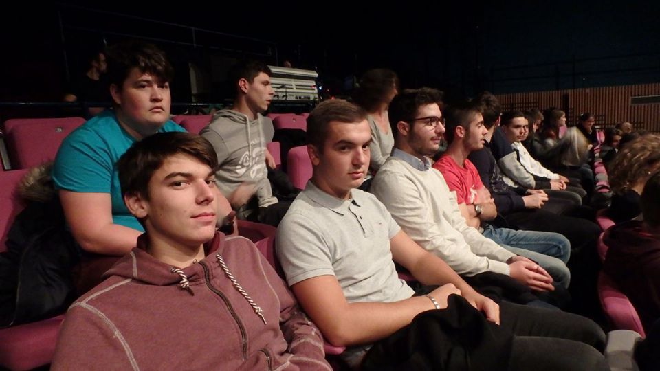 La classe de 1re électromécanicien marine en sortie théâtre le 13 novembre