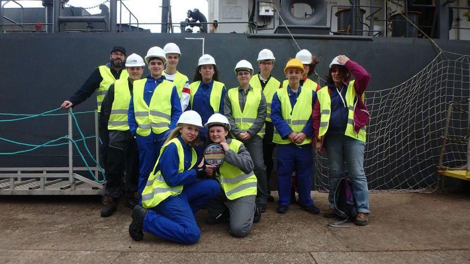 La classe de 2de CGEM Commerce visite un vraquier en escale à Lorient