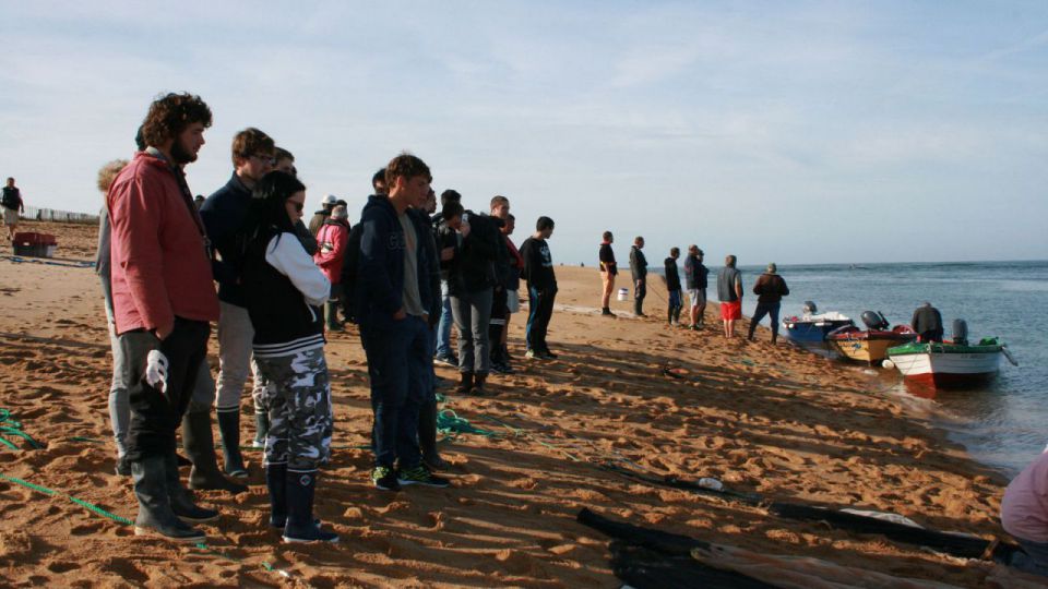 Les lycéens assistent à une pêche aux lançons dans la Ria d'Étel