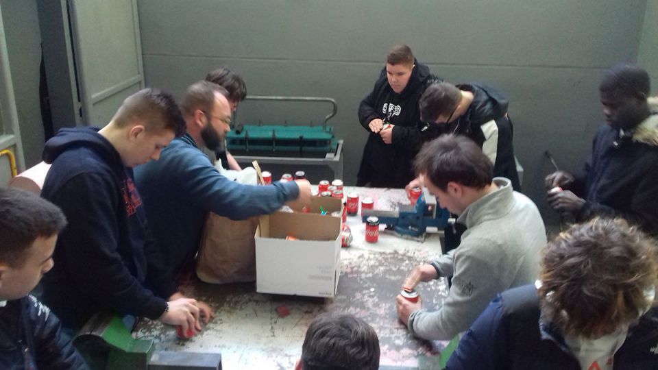 La classe de 2de Pro 2 construit aussi ses bateaux Pop-pop