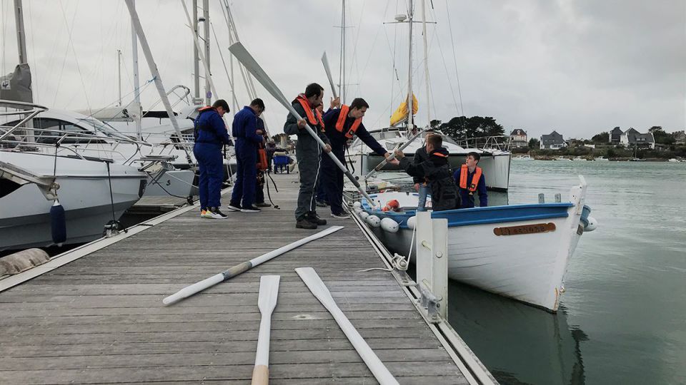 Les futurs marins découvrent « la nage » en cadence sur le « Porniscop »