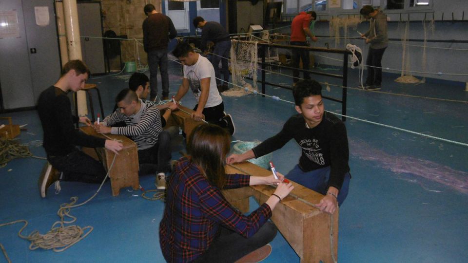 Séance montage de filets tremail au moyen d’une machine à monter les filets avec les élèves de la classe MAN BTSM PGEM
