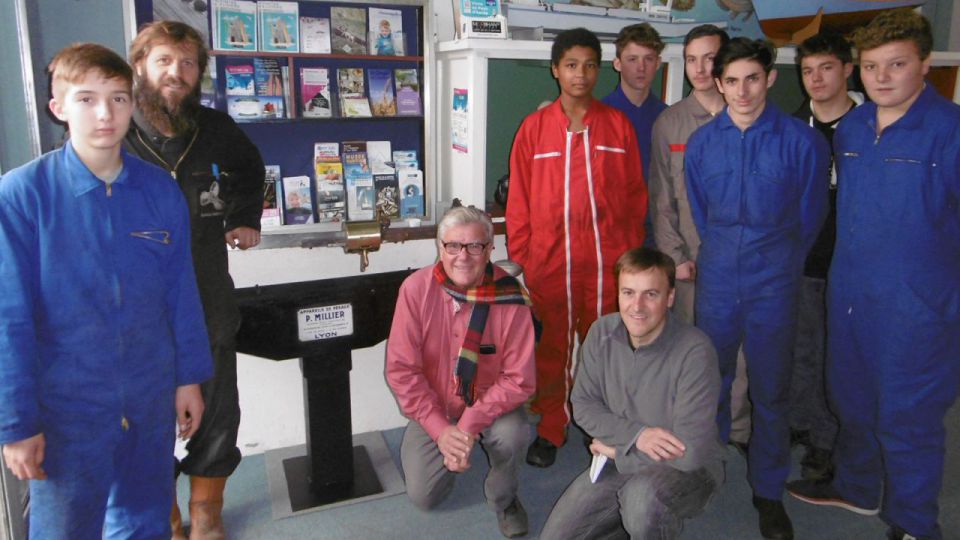 La balance d'un ancien pont bascule restaurée par des élèves du lycée maritime