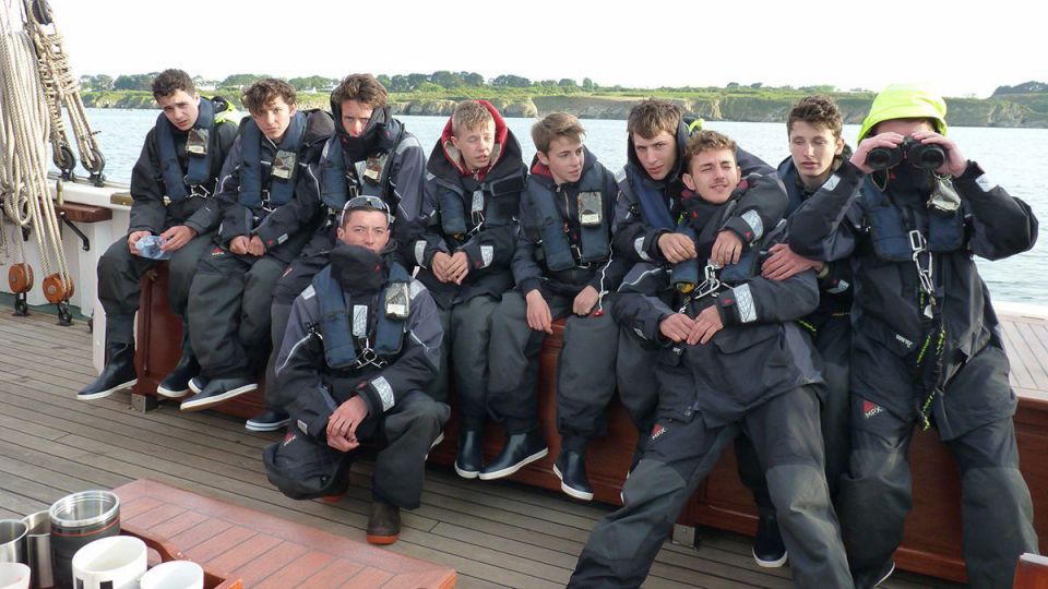 De futurs électro-mécaniciens du lycée maritime embarqués sur le navire école La Belle Poule