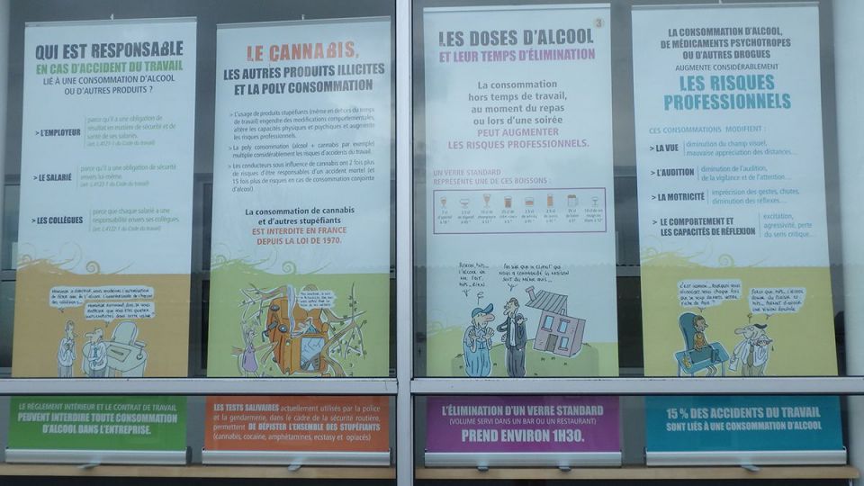 Exposition dans le hall du lycée maritime
